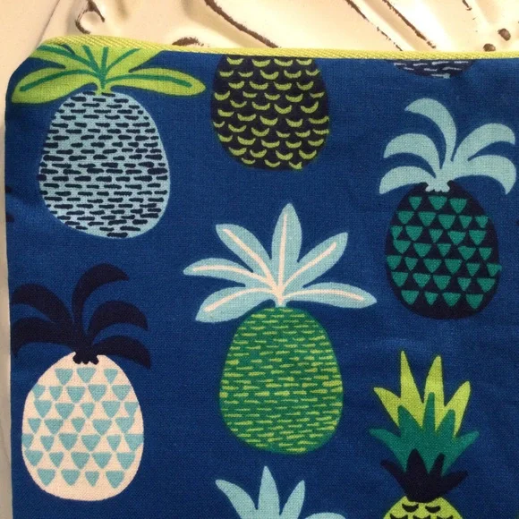 NWT ZIPPERED BAG PINEAPPLE & KEYCHAIN - Picture 3 of 7